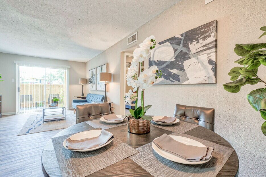 dining room at The Del Sol