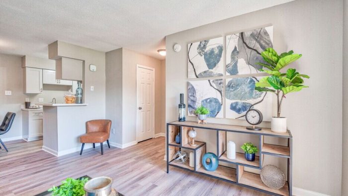 the living room has hardwood floors and a large picture on the wall at The Del Sol